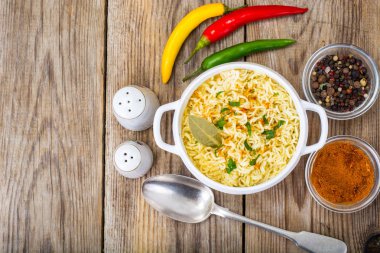 tavuk çorbası erişte ile