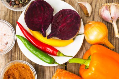 Yemek yapmak için sebze ve baharat.