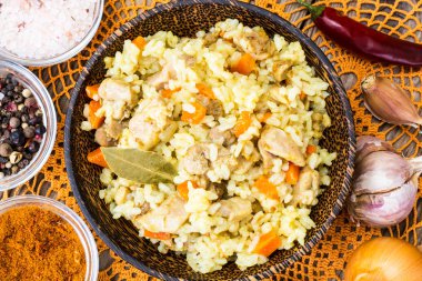 Et, pilav ve zira ahşap bir kase pilav