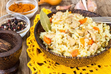 Et, pilav ve zira ahşap bir kase pilav