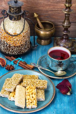 Tohumu, fındık, susam ve bal ile Kozinaki