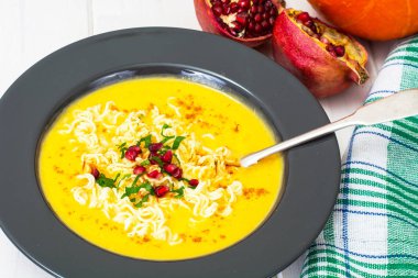 Kremalı sebze çorbası erişte, köri ve nar ile