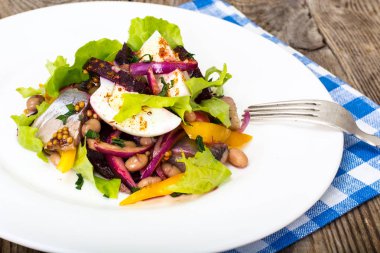 Salata ile ringa balığı, kırmızı pancar, kırmızı biber, kırmızı soğan, hardal ve ba