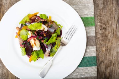 Salata ile ringa balığı, kırmızı pancar, kırmızı biber, kırmızı soğan, hardal ve ba