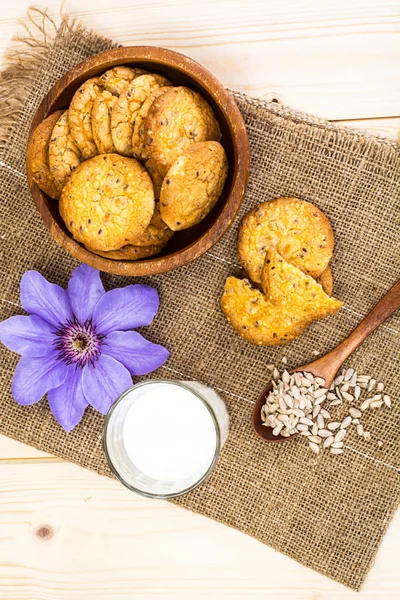 Bolinhos de cereais com leite — Fotografia de Stock