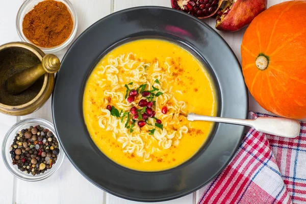 Kremalı sebze çorbası erişte, köri ve nar ile