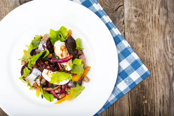 Salata ile ringa balığı, kırmızı pancar, kırmızı biber, kırmızı soğan, hardal ve ba