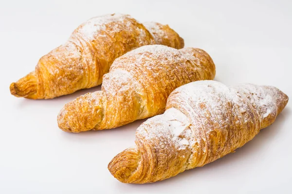 Croissant fresco e morbido su fondo bianco — Foto Stock