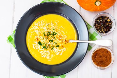 Çin noodle ile kabak kremalı çorba