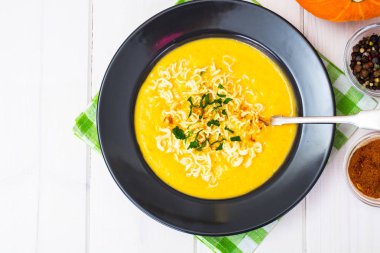 Çin noodle ile kabak kremalı çorba