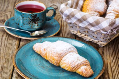 Çay ile gevrek ay çöreği