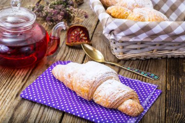 Çay ile gevrek ay çöreği