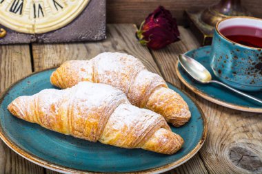 Çay ile gevrek ay çöreği