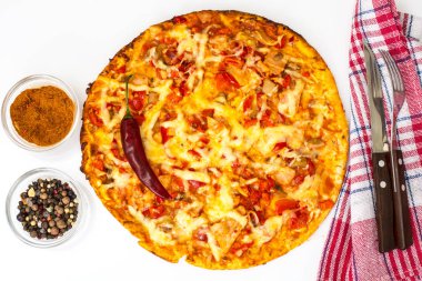 Fast food - pizza jambon, peynir ve kırmızı biber ile
