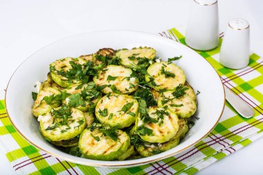 Kızarmış kabak otlar ve sarımsak ile