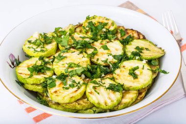 Kızarmış kabak otlar ve sarımsak ile