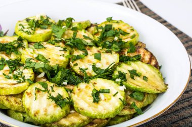 Kızarmış kabak otlar ve sarımsak ile