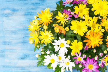 Mavi arkaplanda çiçekler