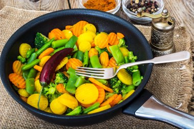 Haşlanmış sebzeler havuç, yeşil fasulye ve brokoli bir kızartma içinde