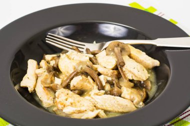 Turşu mantarlı et güveç