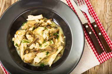 Turşu mantarlı et güveç