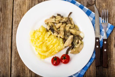 Mantar soslu patates püresi ile et