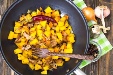 Bir tavada etli haşlanmış sebze