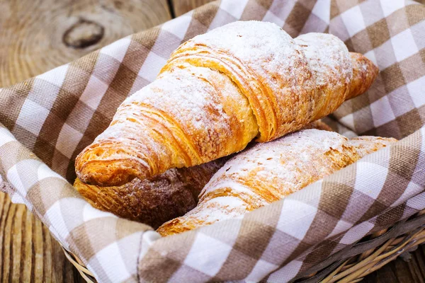 Knusprige Croissants mit Tee — Stockfoto