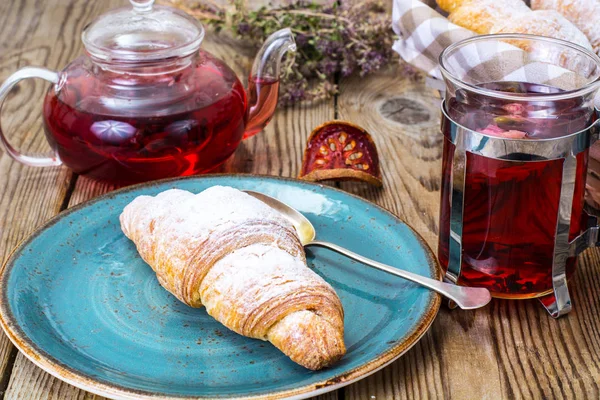 Croissants crocantes com chá — Fotografia de Stock