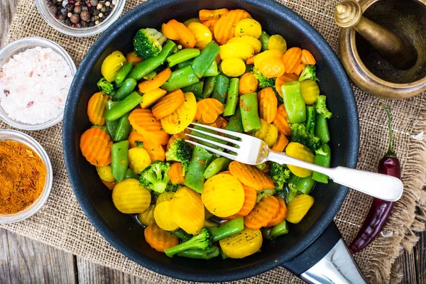 Verduras cocidas zanahorias, judías verdes y brócoli en una fritura — Foto de Stock