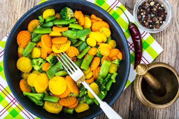 Тушеные овощи морковь, зеленая фасоль и брокколи во фритюре — стоковое фото