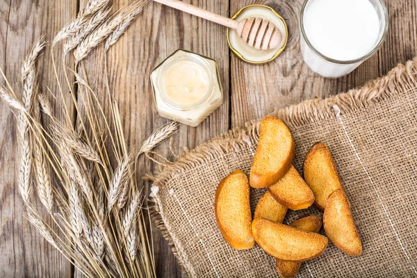 Vanilla biscuits with milk in glass — Stock Photo, Image