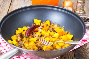 Bir tavada etli haşlanmış sebze