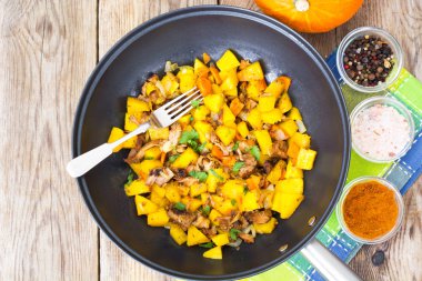 Bir tavada etli haşlanmış sebze