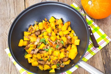 Bir tavada etli haşlanmış sebze