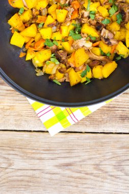 Bir tavada etli haşlanmış sebze