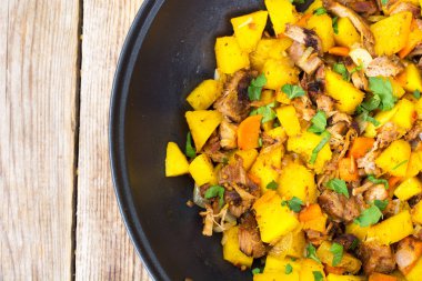 Bir tavada etli haşlanmış sebze