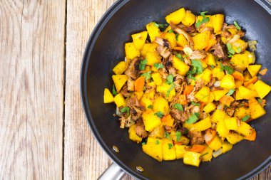 Bir tavada etli haşlanmış sebze