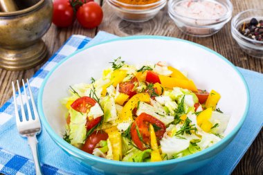 Zeytinyağlı taze sebze salatası