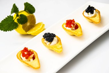 Kırmızı ve siyah havyar ile tartlets