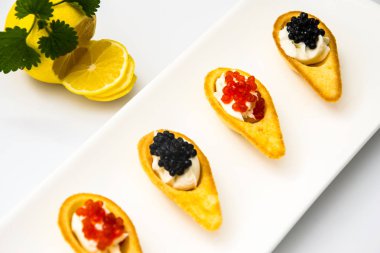 Kırmızı ve siyah havyar ile tartlets