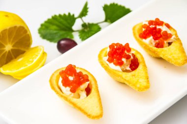 Kırmızı ve siyah havyar ile tartlets