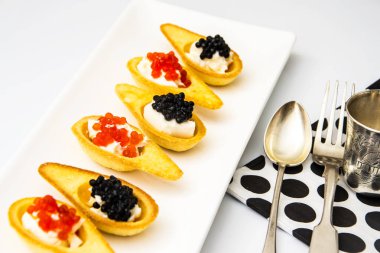 Kırmızı ve siyah havyar ile tartlets