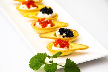 Kırmızı ve siyah havyar ile tartlets