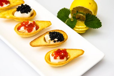 Kırmızı ve siyah havyar ile tartlets