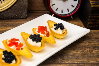 Kırmızı ve siyah havyar ile tartlets