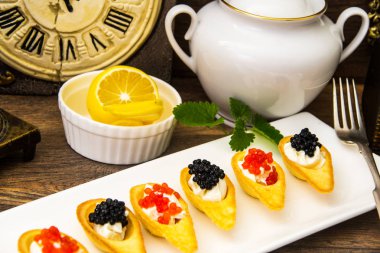 Kırmızı ve siyah havyar ile tartlets