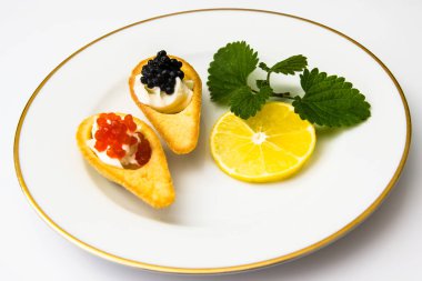 Kırmızı ve siyah havyar ile tartlets