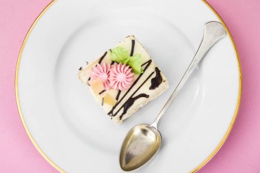 Tatlılar kremalı pasta plaka üzerinde