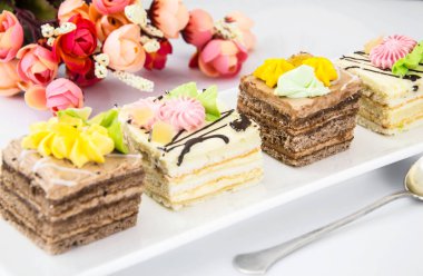 Tatlılar kremalı pasta plaka üzerinde